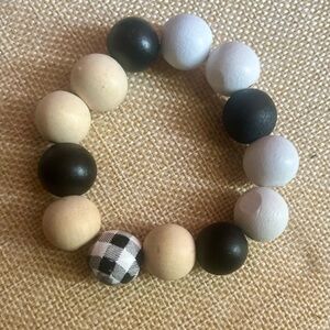 Elegant Black and White Beaded Bracelet